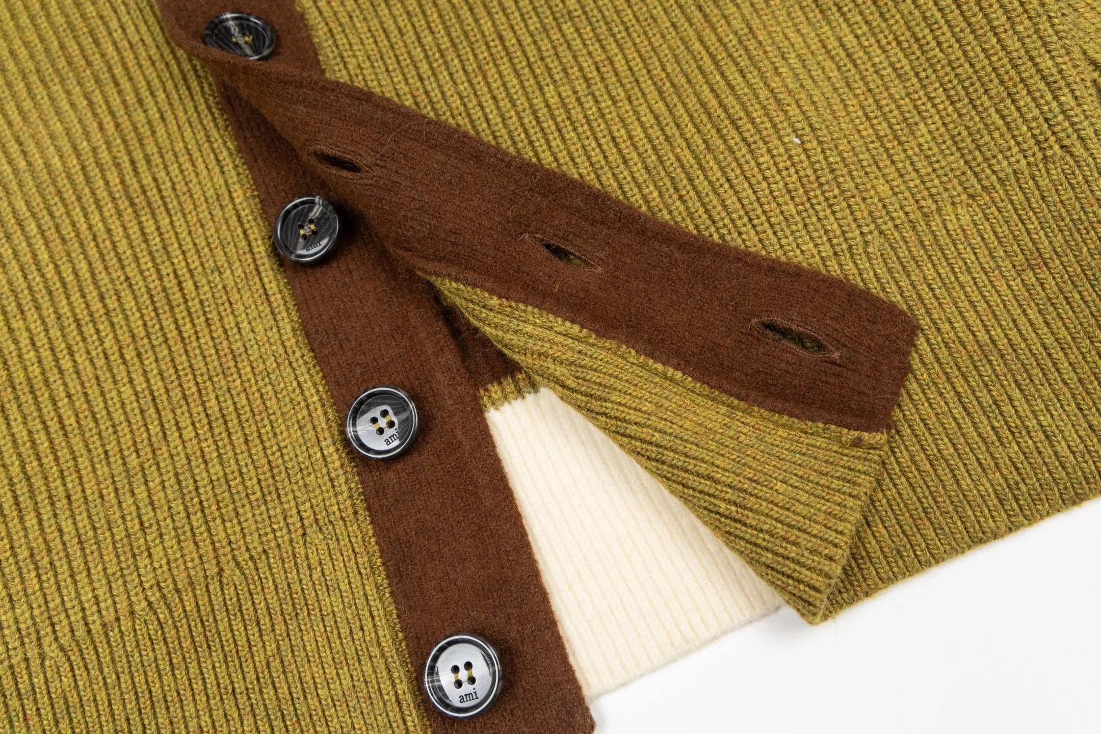 [Exclusive supply] Ami love towel embroidered contrasting color V-neck knitted cardigan (Green). The original version was purchased for 2,824 and developed. The fabric is made of alpaca wool to maintain a stable shape. The car lines are uniform and firm, and the details are exquisitely processed, reflecting the brand's strict control of quality. The overall design is simple and elegant, suitable for various occasions. Whether it is business or leisure, it can show an elegant and decent style. The overall wiring is straight and delicate, the fabric is comfortable and soft, and the color is consistent without color difference. It can be matched with the Same Style to create a fashionable look and control various occasions. Customized accessories, complete with three standards, the Same Style for men and women. Size:S-M-L-XL